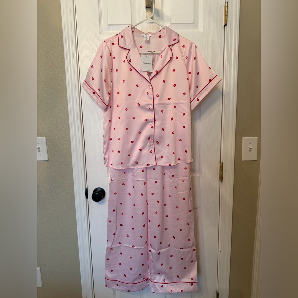 Forever 21 Pink Pajama Set with Red Lipstick Kisses